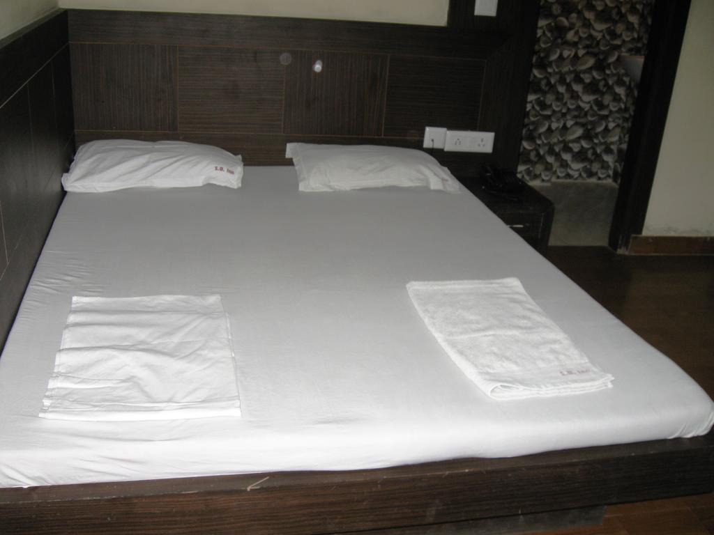 Hotel S B Inn Нью-Дели Номер фото
