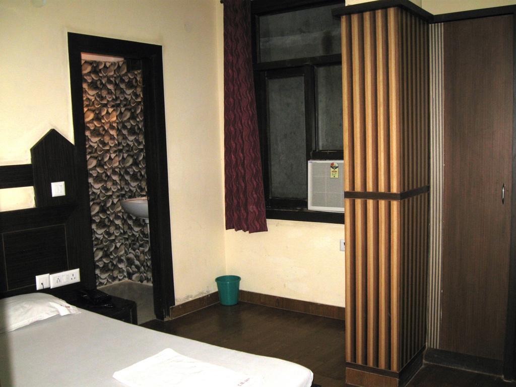 Hotel S B Inn Нью-Дели Номер фото